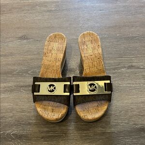 MICHAEL KORS WARREN SIZE 7M BROWN LOGO PLATFORM CORK WEDGE SANDALS